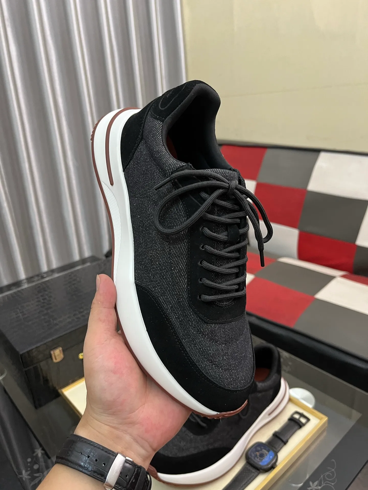 Men's shoes 💰458⌚️⌚️ Loro Pian* Loro Pian* casual shoes are made of cowhide frosted cowhide. Unique texture, simple and elegant, in line with Asian shoe lasts. Almond toe bar, apron style toe, drum-stitched upper. Same color stitching details. Slip-on style for easy on and off. Original color full cowhide lining. The insole is decorated with the 🈶️ brand logo. The original open-molded TPU raw rubber outsole. The soft rubber sole has super grip performance. Comfortable and casual style. You can create 🉑casual🉑formal urban style at will!  Code number: 38-44
